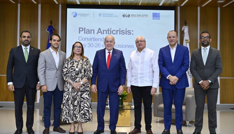 Pedro Urrutia junto a Alejandro Fondeur, Rosa Santos, Miguel Lama, Gutiérrez Mota, Francisco De La Cruz Muñozy el alcalde Ulises Rodriguez