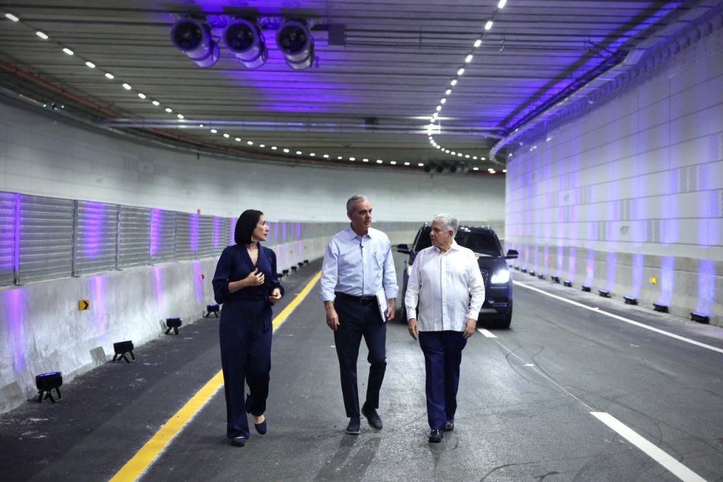 Raquel Arbaje, el presidente Luis Abinader y Eduardo Estrella recorren el túnel de la Plaza de la Bandera.