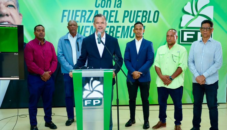 Hamlet Otáñez y miembros de Fuerza del Pueblo.