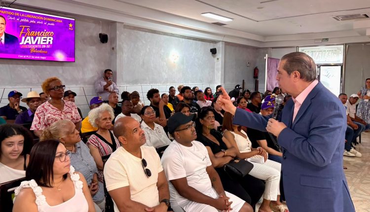 Francisco Javier García habla en actividad política.