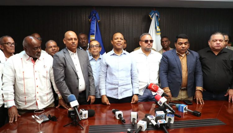 MIlton Morrison reunido con transportistas.