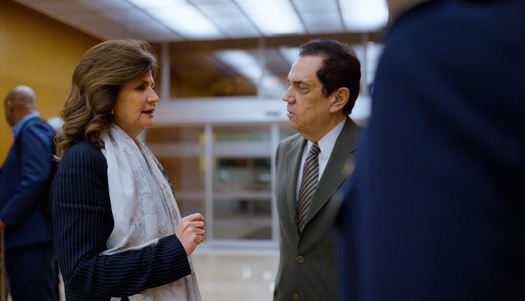 Raquel Peña conversa con el embajador en España, Tony Raful.