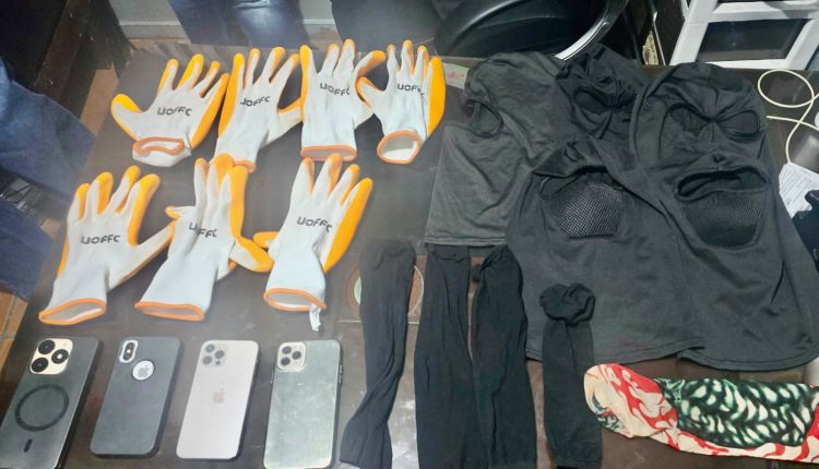 Celulares y otros materiales ocupados a detenidos.