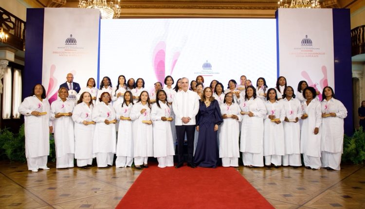 Abinader junto a mujeres reconocidas.