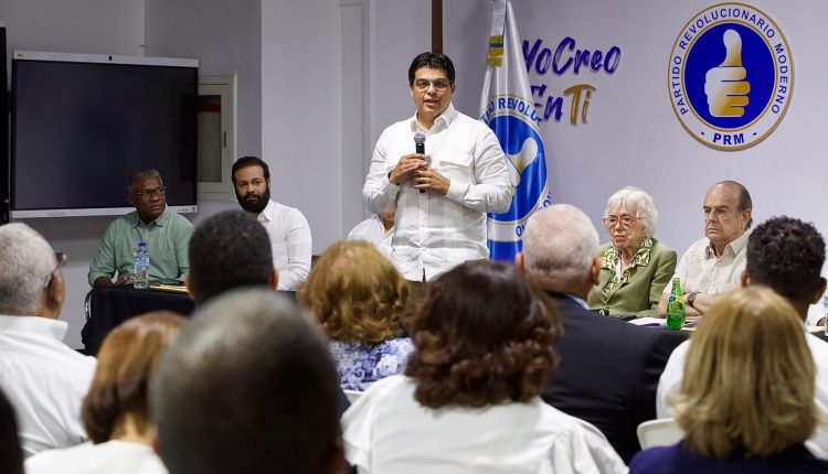 Felipe Suberví habla en actividad del PRM.