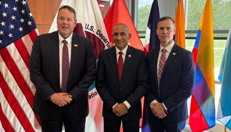 Daniel Salter, Administrador Adjunto Principal de la DEA, vicealmirante José M. Cabrera Ulloa, presidente DNCD y Michael Mayer, Agente Especial a Cargo Oficina del Caribe.
