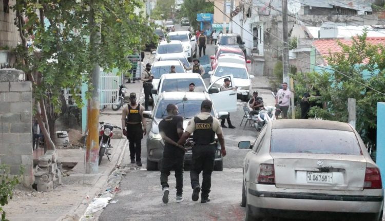 Uno de los detenidos en operativo en Santo Domingo Norte.