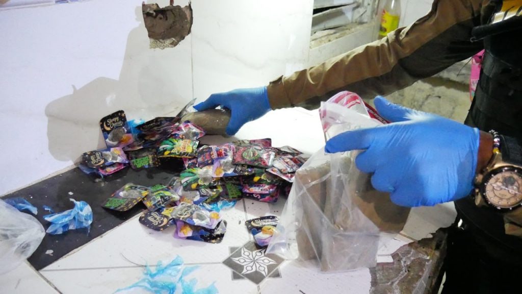 Droga y otros materiales incautados.