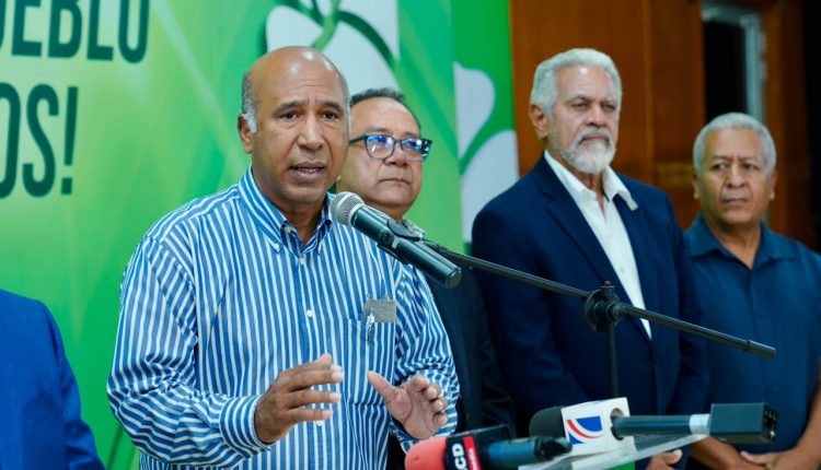 Onofre Rojas junto a miembros de Fuerza del Pueblo.