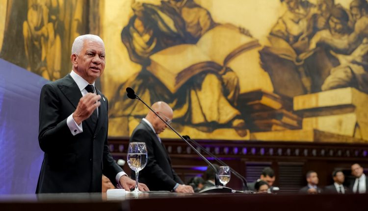 Ricardo de los Santos durante rendición de cuentas junto a Alfredo Pacheco.