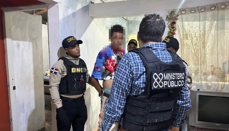 Uno de los detenidos en lucha contra el microtráfico en La Vega.