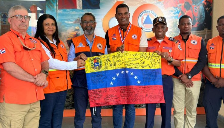 Representantes de la Defensa Civil junto al rescatista Carlos Alberto Mora.