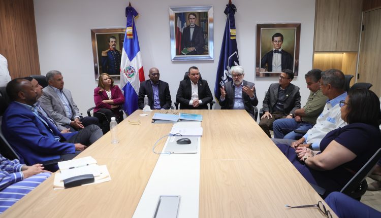 Reunión del Servicio de Salud y de las Sociedades Médicas.