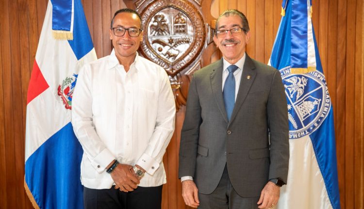 El rector de la UASD, Jorge Asjana David y el director de la Dirección de Pasaportes, Lorenzo Ramírez Uribe durante el encuentro.
