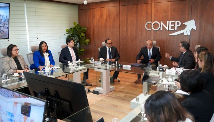 Antoliano Peralta reunido con representantes del CONEP.