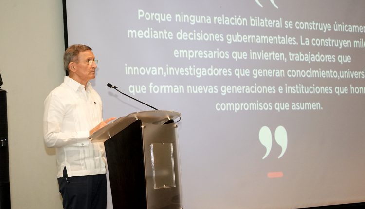 Roberto Álvarez durante almuerzo con la Cámara de Comercio Mexicana.