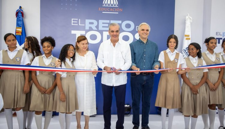 Abinader corta cinta para inauguración en politécnico en La Vega.