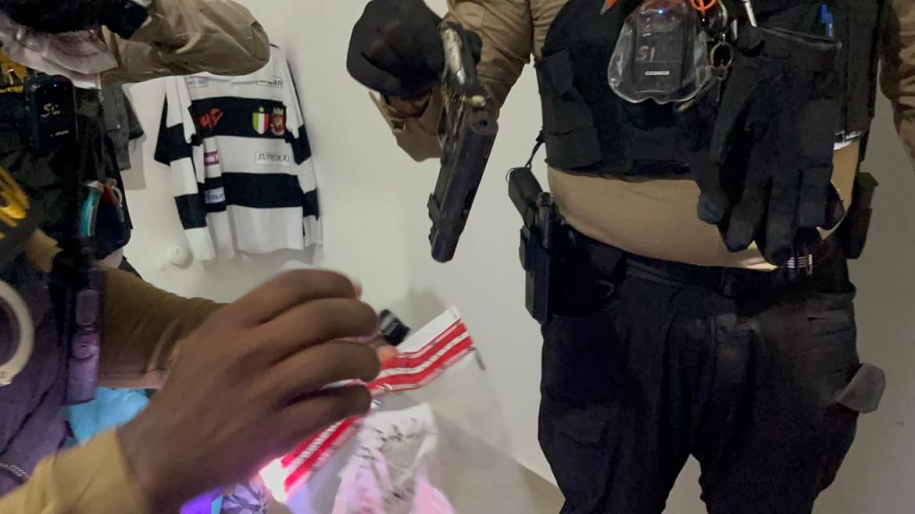 Arma y droga ocupadas en operativo en María Trinidad Sánchez.