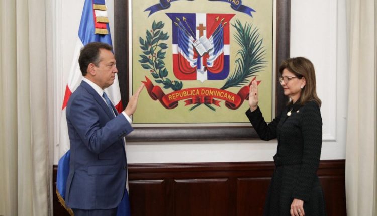 Bisonó juramentado por la vicepresidenta Raquel Peña.
