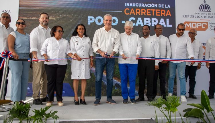 Corte de cinta para inaugurar carretera en Barahona.