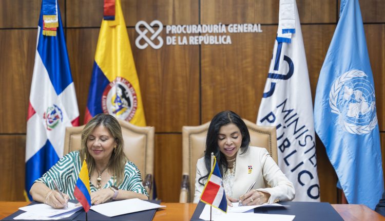 Luz Adriana Camargo Garzón y Yeni Berenice Reynoso cuando firman convenio.