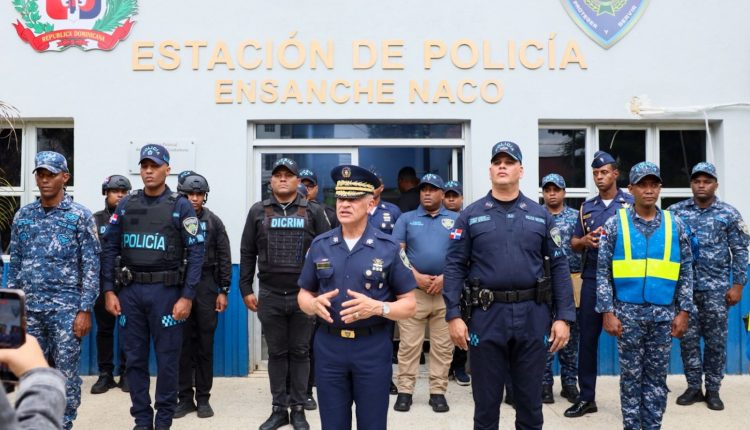 Director de la Policía supervisa destacamento del ensanche Naco.
