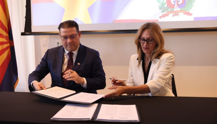 Eduardo Sanz Lovatón y Sandra Watson, presidenta y CEO de la Arizona Commerce Authority, firmaron acuerdo.