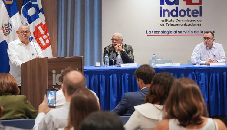 Miembros del Consejo Directivo del Indotel en la presentación de propuesta de Ley de Telecomunicaciones.
