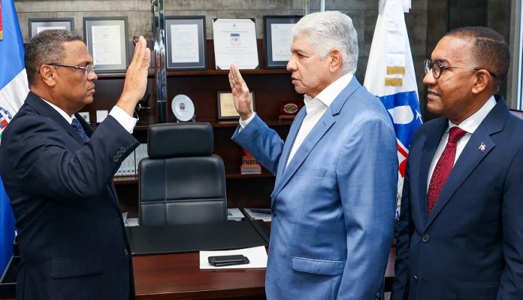 Eduardo Estrella toma juramento a Mérido Torres