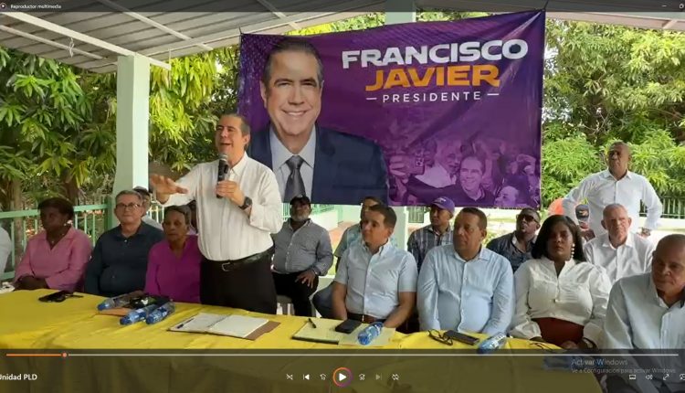 Francisco Javier García habla a peledeístas en Pedernales.