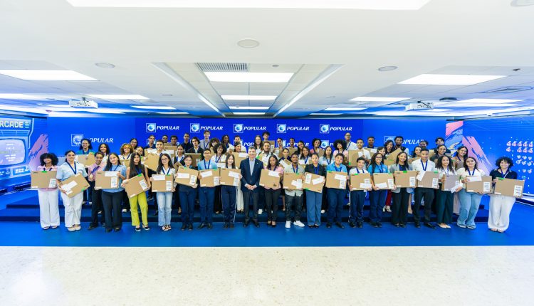 Los 61 nuevos estudiantes que ingresan al programa Excelencia Popular reciben recursos complementarios para respaldar su formación técnica y universitaria.