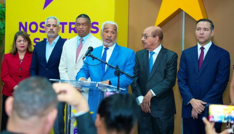 Radhamés Camacho junto a otros miembros del PLD.