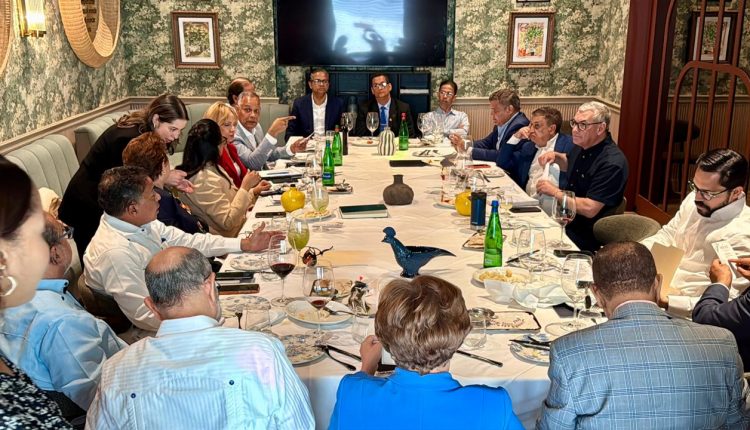 Gonzalo Castillo reunido con comisión del PLD.