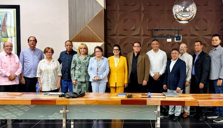 Manfred Mata junto a miembros de comisión del PLD.