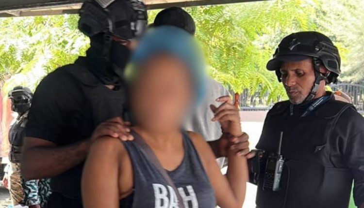 Indocumentados detenidos en comercios de chinos.