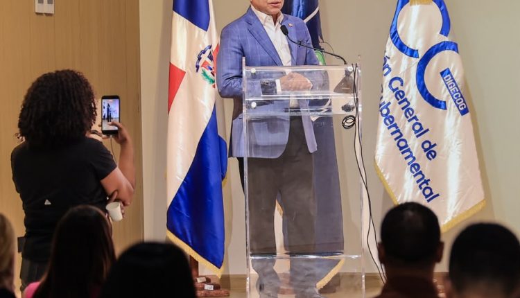 Julio Landrón habla en encuentro con directivos de hospitales.