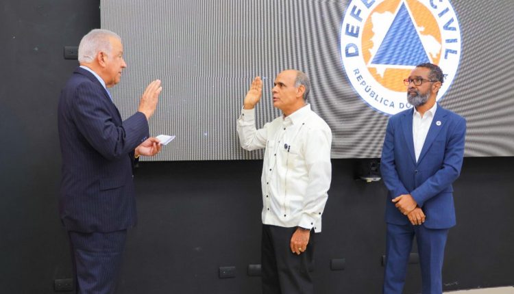 Juramentación del nuevo director de la Defensa Civil.