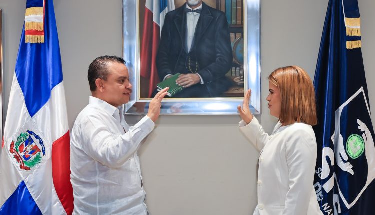 Landrón toma juramento a Erimar Grullón.
