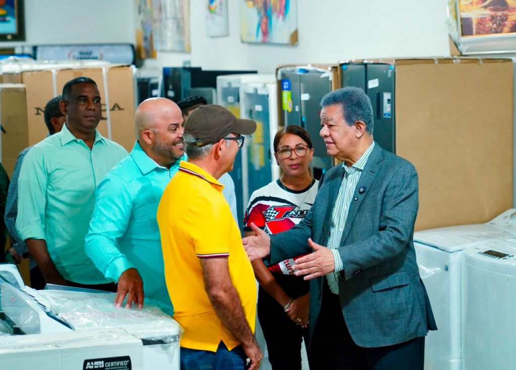 Leonel Fernández conversa con residentes en Montecristi.