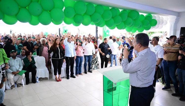 Leonel Fernández juramenta nuevos miembros en Santo Domingo Este.