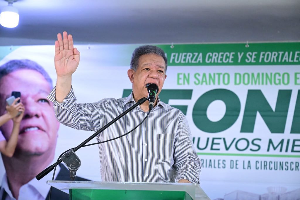Leonel encabeza juramentación en Santo Domingo Este.