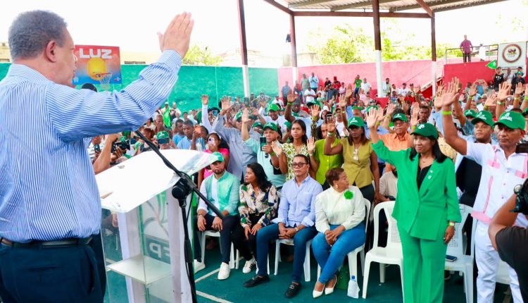 Leonel juramenta nuevos miembros en Los Alcarrizos.