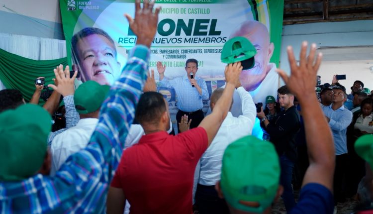 Leonel toma juramento a nuevos miembros en la Fuerza del Pueblo.