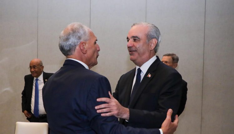 Los presidentes de Honduras y RD se saludan en Colombia.