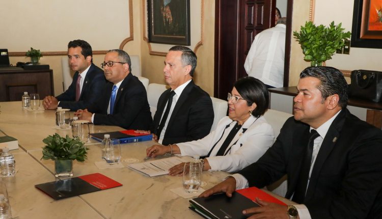Luis Henry Molina y la jueza Nancy Salcedo (tercero y cuarto de izquierda a derecha) junto a otros miembros del Consejo de la Magistratura.