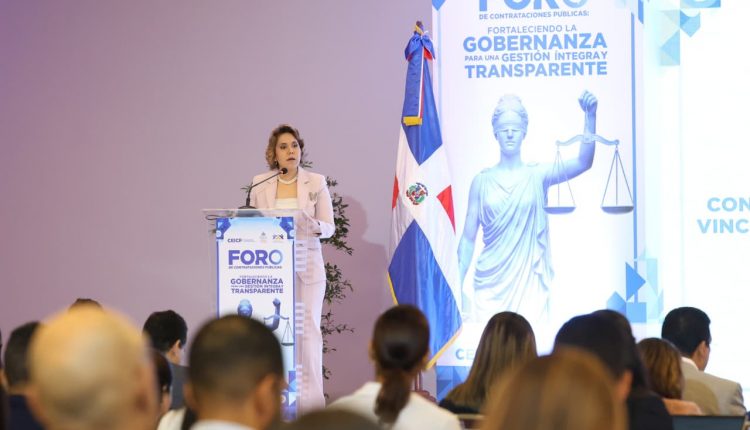 María Elena Vásquez Taveras habla en foro sobre competencia.