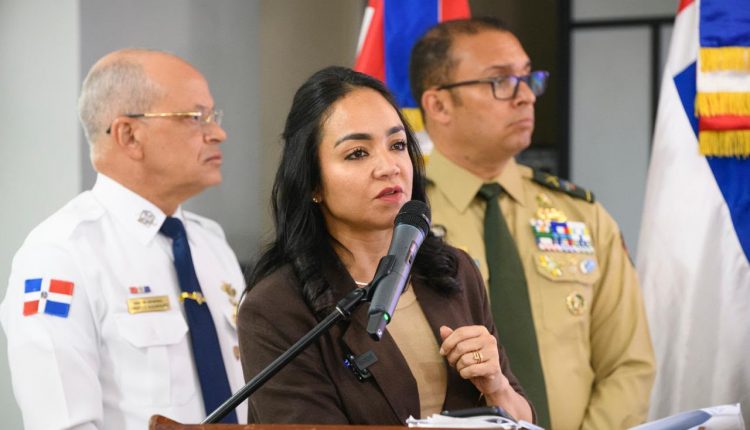 Ministra Faride Raful anuncia sobre nuevos policías que serán graduados.