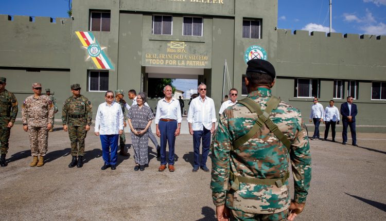Nasry Asfura y Luis Abinader durante recorrido por la frontera.