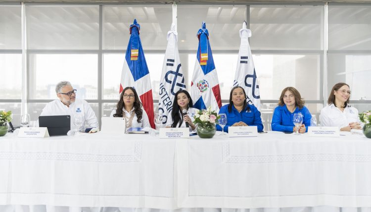 Procuradora Reynoso habla en reunión con personal del Ministerio Público.