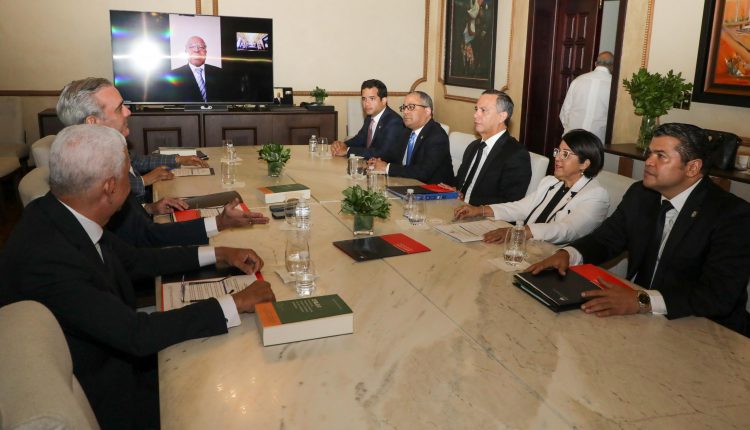 Reunión del presidente Luis Abinader con los miembros del Consejo Nacional de la Magistratura.